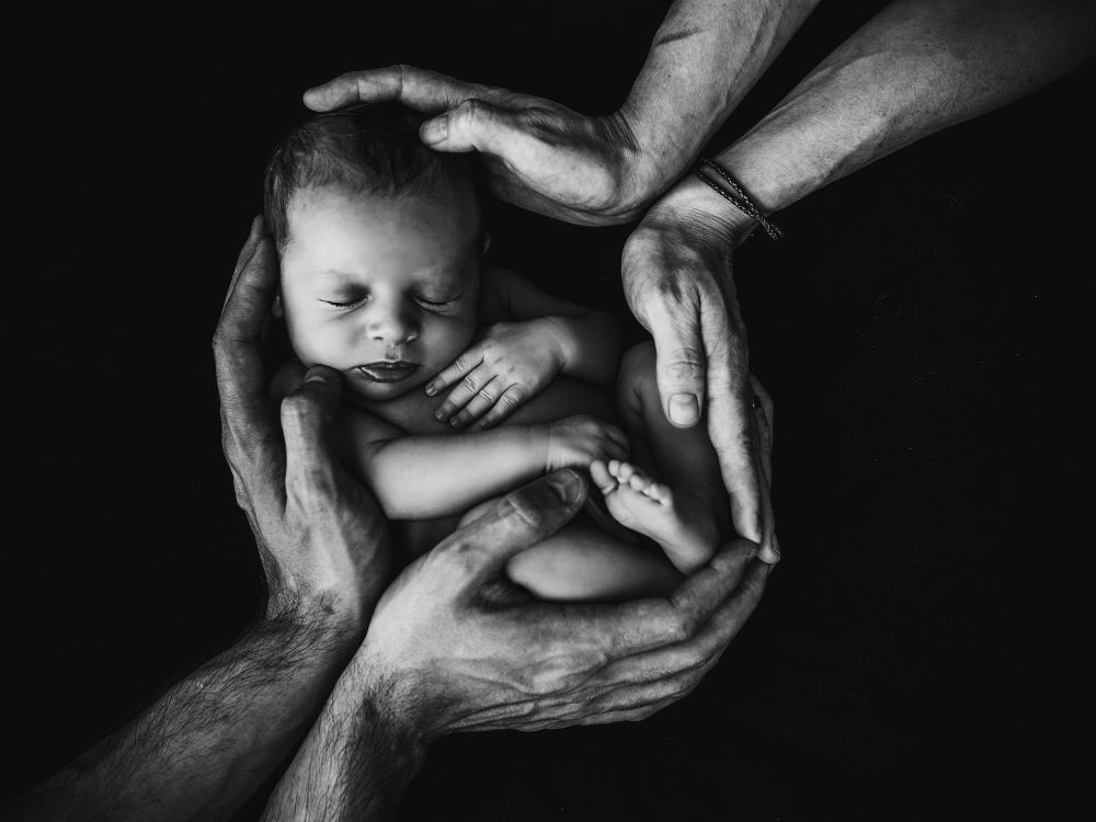 5 Motivos para Acompanhar o Nascimento do Seu Filho, pai e mãe segutando o bebe depois do parto
